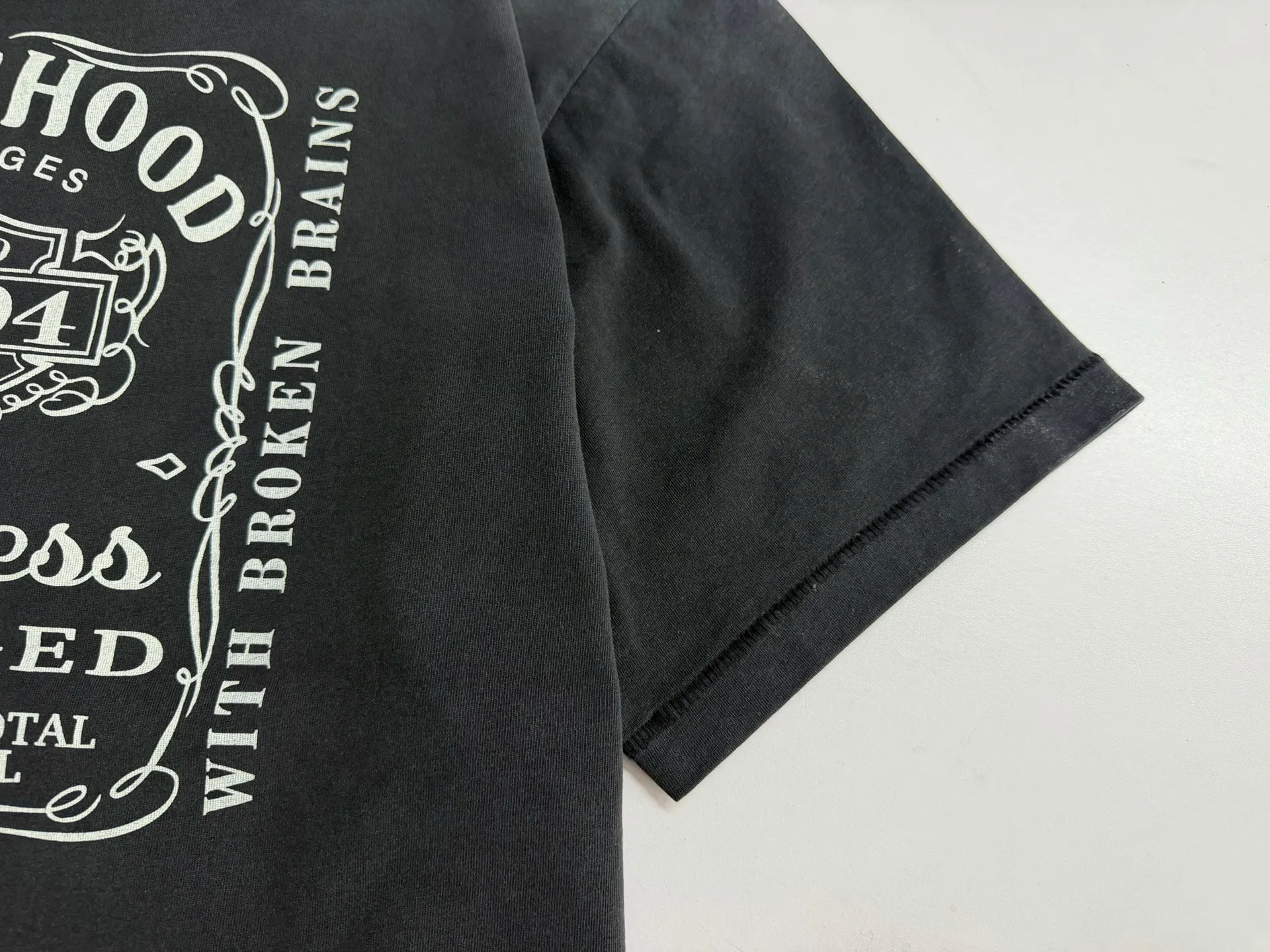 ❥8038#P140 Saint Mxxxxxx ✖️Neighborhood co-branded new model [Angel Skull Love] is made of double yarn double-ply cotton batik fabric 290 grams, comfortable and breathable to wear. Stiff silhouette, full of street feel, loose fit. Craftsmanship: semi-water slurry printing + graffiti + spray coding, batik and wash. Size: (S-M-L-XL) Color: Washed black